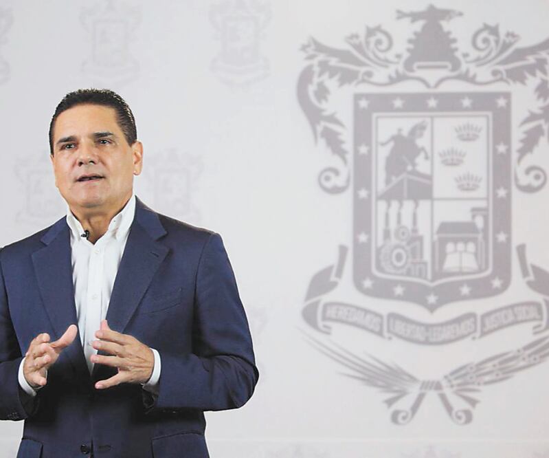 Silvano Aureoles Conejo informó que en una primera etapa, el incremento beneficiará a cerca de mil 500 médicos y enfermeras que hacen frente al virus.