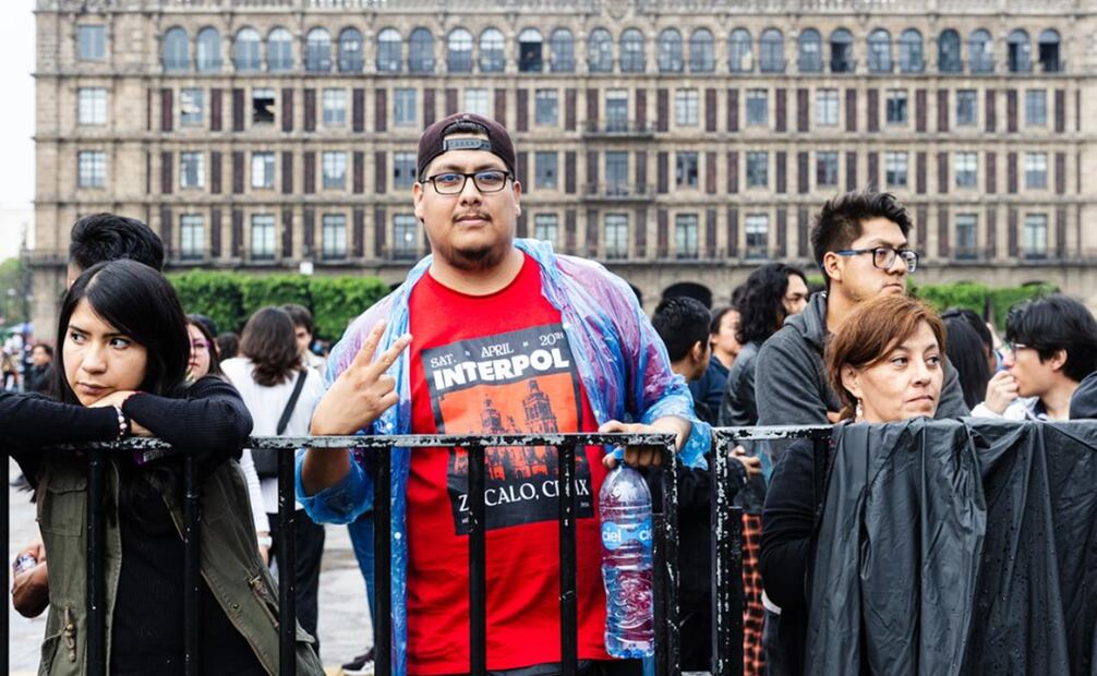Aspectos previos al concierto de Interpol en el Zócalo Capitalino. Hay lluvia intermitente, por lo que algunos asistentes han optado por utilizar impermeables. Fotos: Abril Angulo/ El Universal.