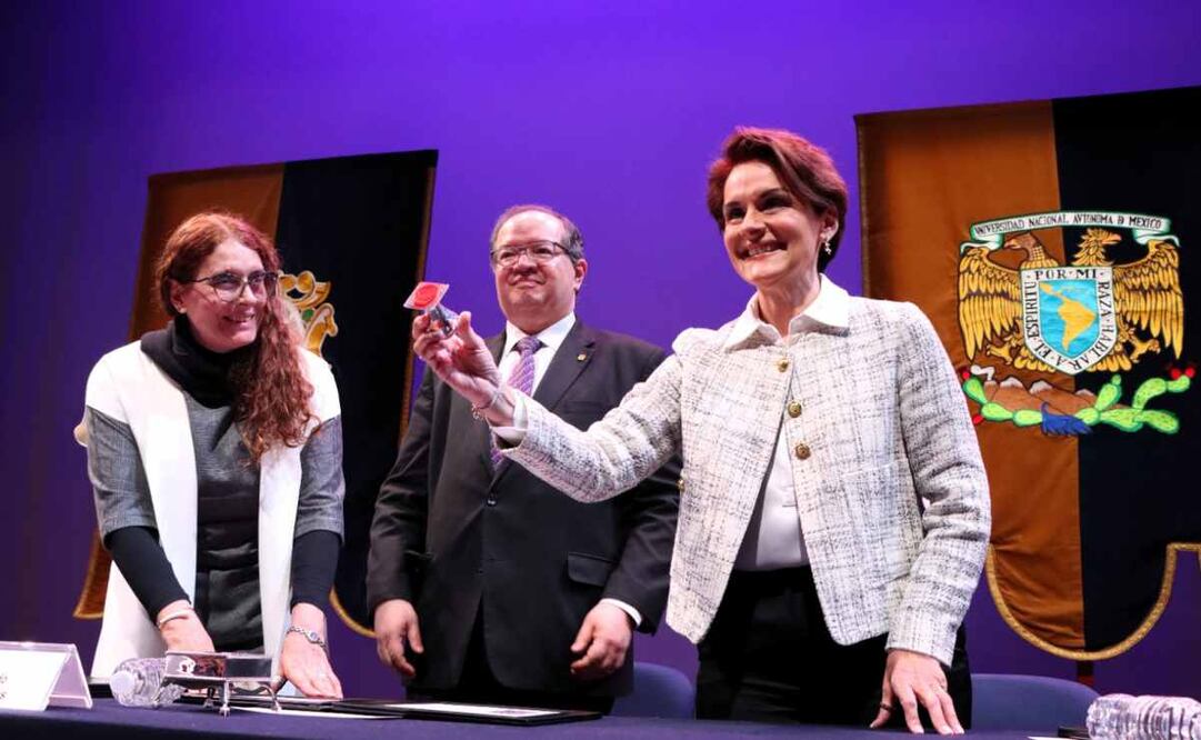 La directora general de Correos de México y el rector de la Universidad Nacional Autónoma de México cancelaron el timbre postal conmemorativo de los primeros 100 años de la Facultad de Filosofía y Letras. Foto: Especial