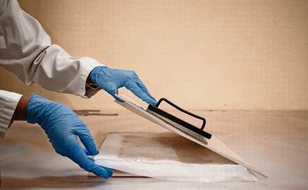 Uno a uno, así se estabiliza y digitaliza cada documento de las 137 mil 277 fojas y libros del archivo de Octavio Paz