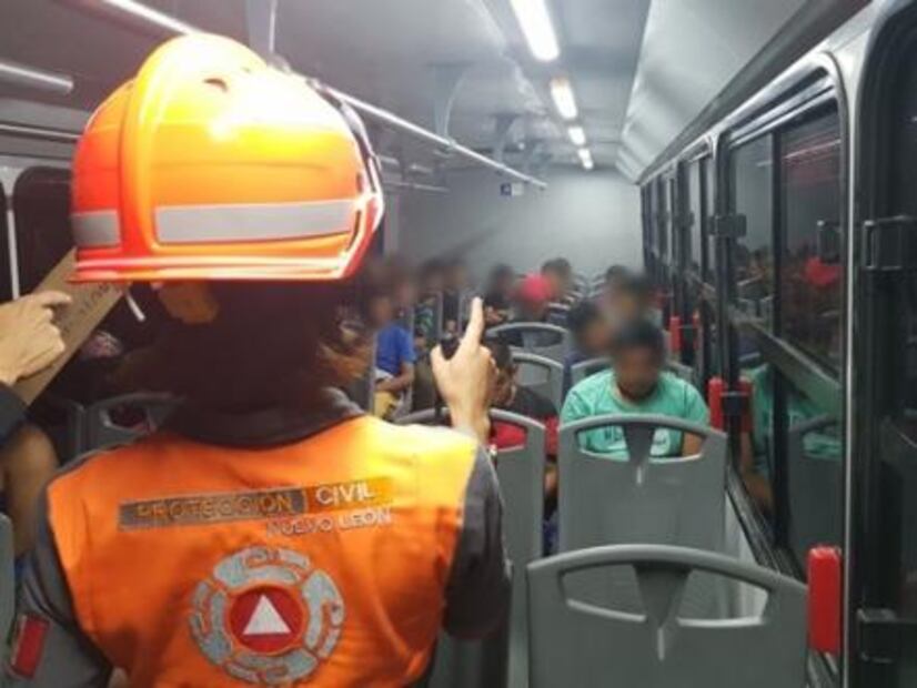 Rescatan a 119 migrantes de caja de tráiler en Nuevo León