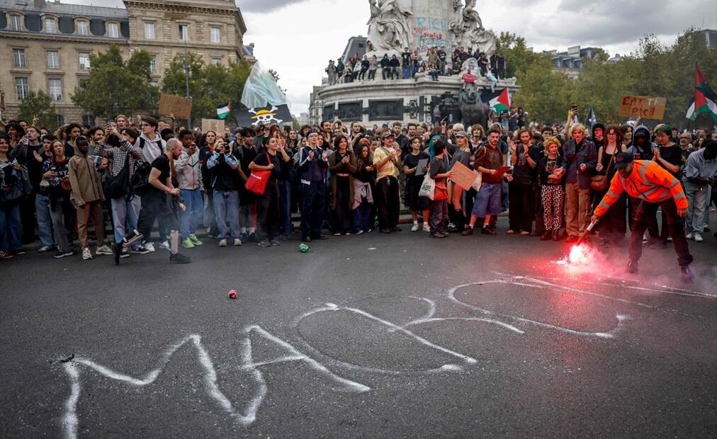 Un manifestante usa una bengala para escribir el nombre del presidente francés en la Plaza de la República, durante una manifestación del movimiento de protesta "Bloqueemos todo", en París, el 10 de septiembre de 2025. Foto: AFP