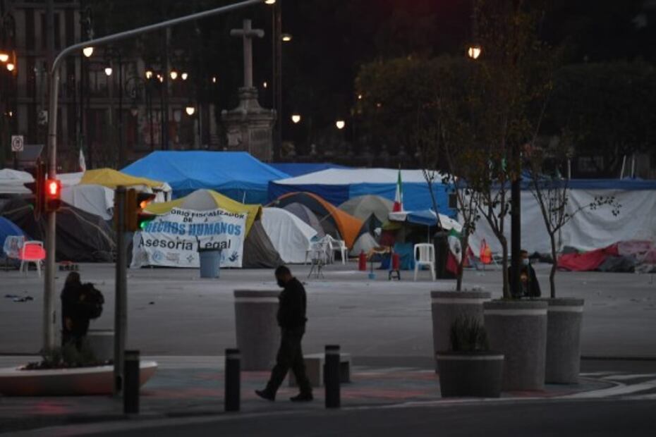 Así amanece la plancha del Zócalo tras el retiro de casas de campañas del Frente Anti AMLO
