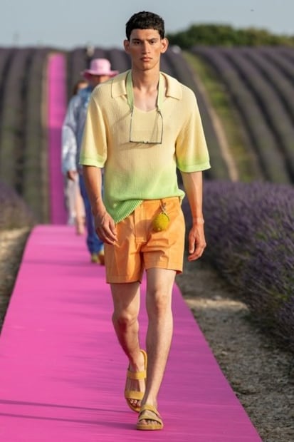 Jacquemus presenta desfile en un extenso campo de lavanda