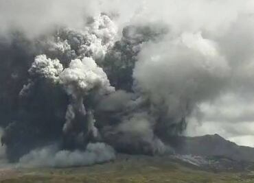Así se vio en fotos la gigantesca columna de cenizas tras erupción del volcán Aso en Japón
