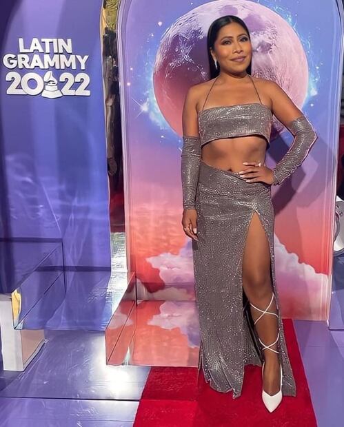 Yalitza Aparicio se diferencia de sus colegas al lucir un económico pero elegante conjunto