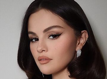 Selena Gomez viste espectacular total look rojo con falda en forma de flor
