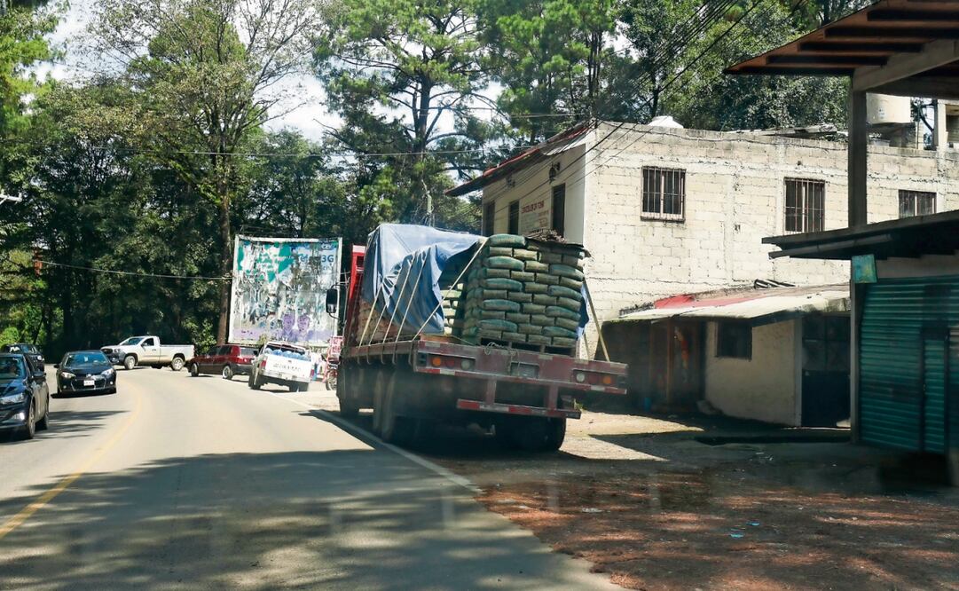 Camiones de carga entran y salen de la zona de casas de materiales, que siguen controladas por La Familia Michoacana, según dueños de los negocios. Foto: Alejandro Vargas / EL UNIVERSAL