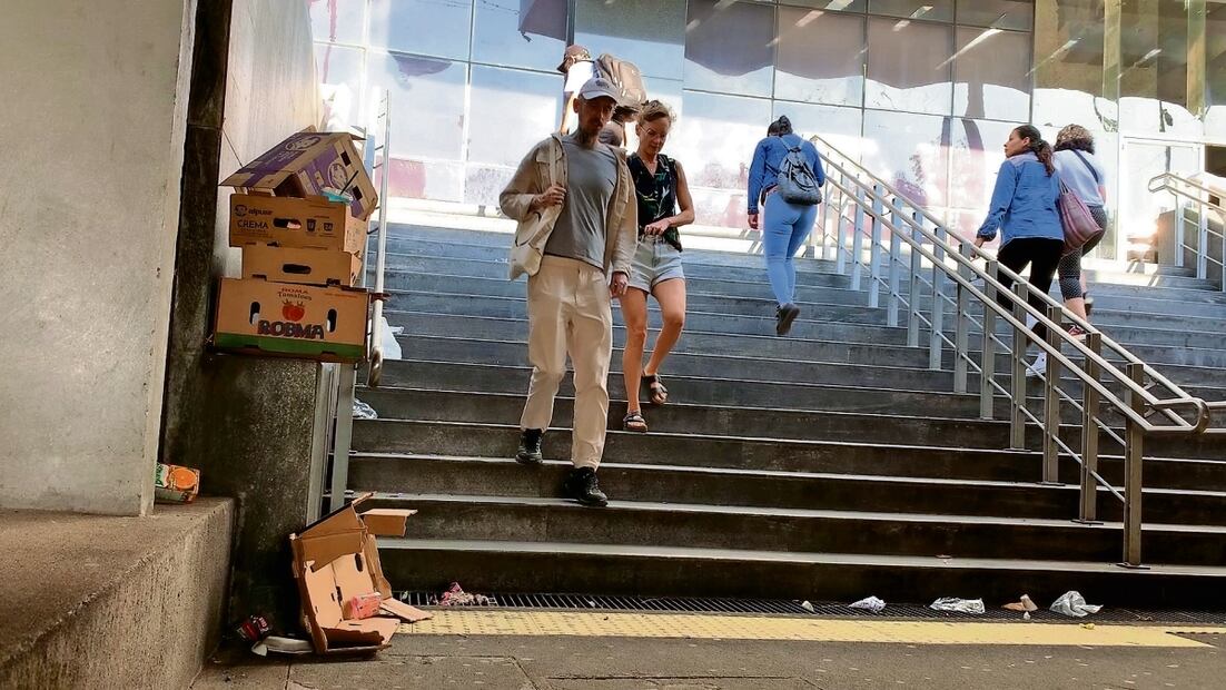 Las personas que se ven obligadas a pasar por el lugar se sienten inseguras, pese a los rondines policiacos.