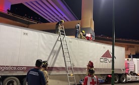 Joven sobrevive tras lanzarse de distribuidor en Hermosillo; cae sobre tráiler y evitan tragedia