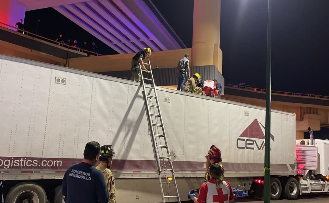 Joven sobrevive tras lanzarse de distribuidor en Hermosillo; cae sobre tráiler y evitan tragedia. Foto: Especial
