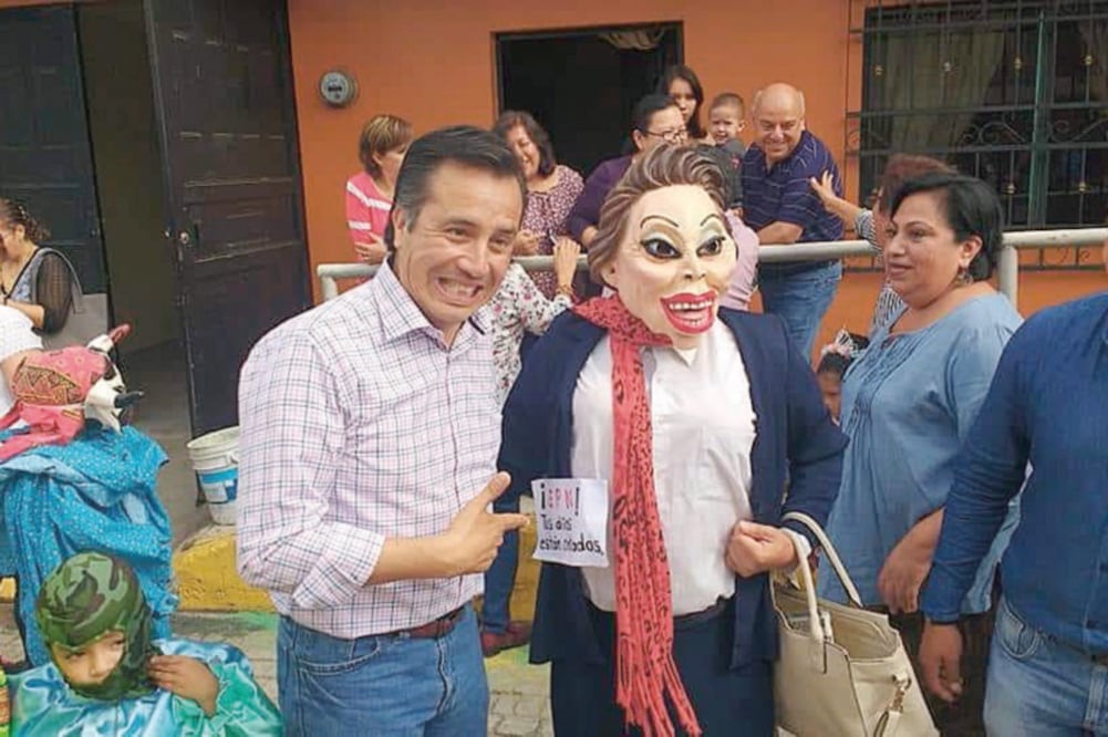 Posa Cuitláhuac... junto a Elba Esther