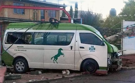 Chofer de combi acelera para evitar asalto, pero derrapa y muere estampado 