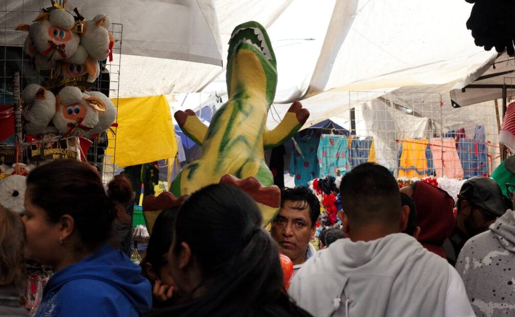 Capitalinos aprovechan los mercados, tianguis y romerías instalados en distintos puntos de la ciudad para hacer las últimas compras antes de la celebración de Navidad. Foto: Brenda Martínez EL UNIVERSAL