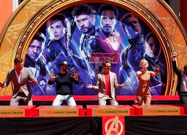 Plasman Avengers sus manos en el Teatro Chino
