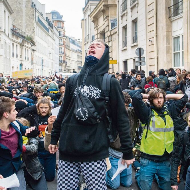 Alumnos protestan de rodillas y con las manos tras la cabeza, en solidaridad con los estudiantes detenidos durante las manifestaciones en Francia. AFP