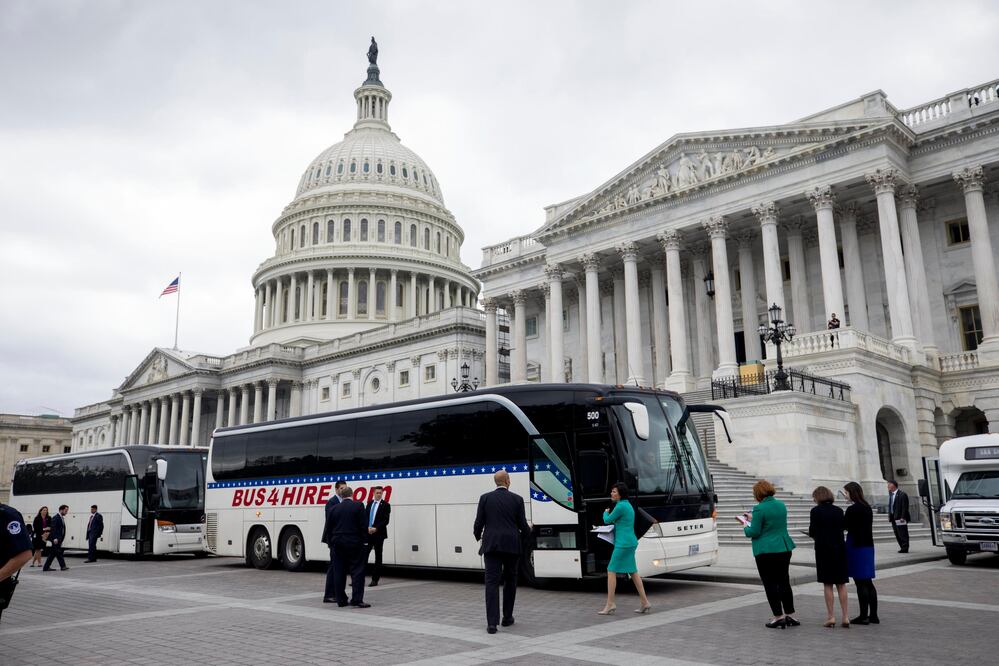 Senadores abordan un autobús rumbo a la Casa Blanca para una sesión informativa sobre Corea del Norte (Foto: EFE)