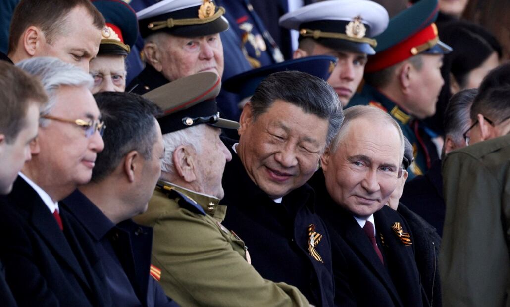 El presidente ruso, Vladimir Putin (d), y el presidente chino, Xi Jinping, durante la parada militar en la Plaza Roja de Moscú, Rusia, el viernes 9 de mayo de 2025, Foto: AFP
