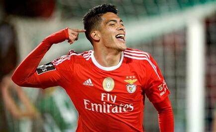 Raúl Jiménez le da el liderato al Benfica