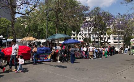 Comerciantes ambulantes dejan la Alameda Central; se instalan en la Plaza de la Solidaridad