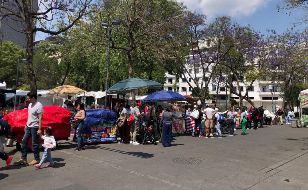 Comerciantes ambulantes dejan la Alameda Central; se instalan en la Plaza de la Solidaridad. Foto: Diego Simón