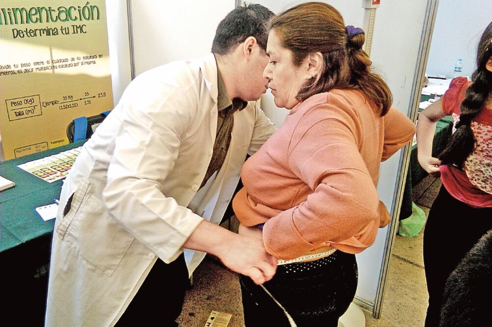 Autoridades de salud del país unen esfuerzos para realizar acciones que apoyen a personas obesas para que modifiquen sus hábitos alimenticios (ARCHIVO EL UNIVERSAL)