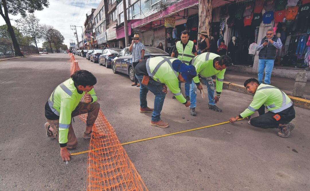 Ya se iniciaron los trazos para delimitar los carriles de la vía por la que circularán sólo bicicletas. Foto: de ARTURO HERNÁNDEZ. EL UNIVERSAL