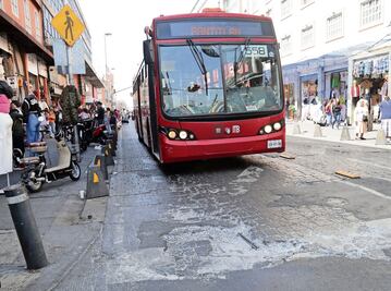 Metrobús también enfrenta baches en carriles confinados