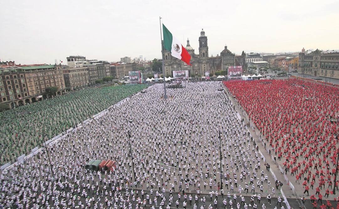  Los asistentes a la clase de box masiva en el Zócalo acudieron vestidos de verde, blanco y rojo, para formar una bandera. La Barby Juárez y Andy Ruiz acudieron al evento.  Foto: Carlos Mejía/ EL UNIVERSAL 