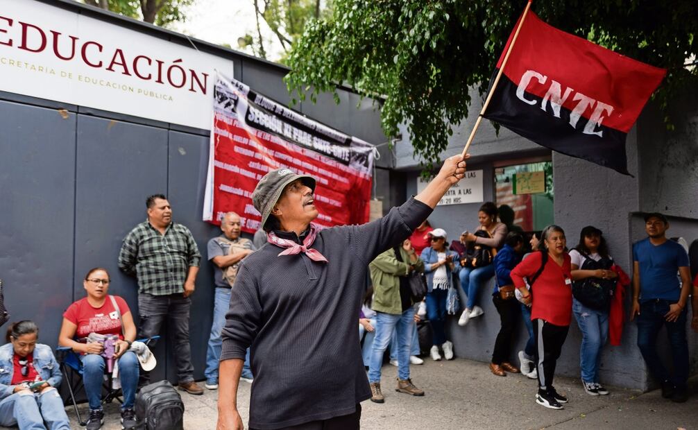 Docentes de la coordinadora nacional reforzaron sus protestas ayer frente a las oficinas de la SEP en avenida Universidad 1200. Foto Hugo Salvador EL UNIVERSAL