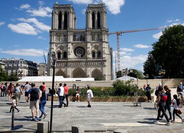 Reabren explanada de Notre Dame en París, cerrada desde el incendio