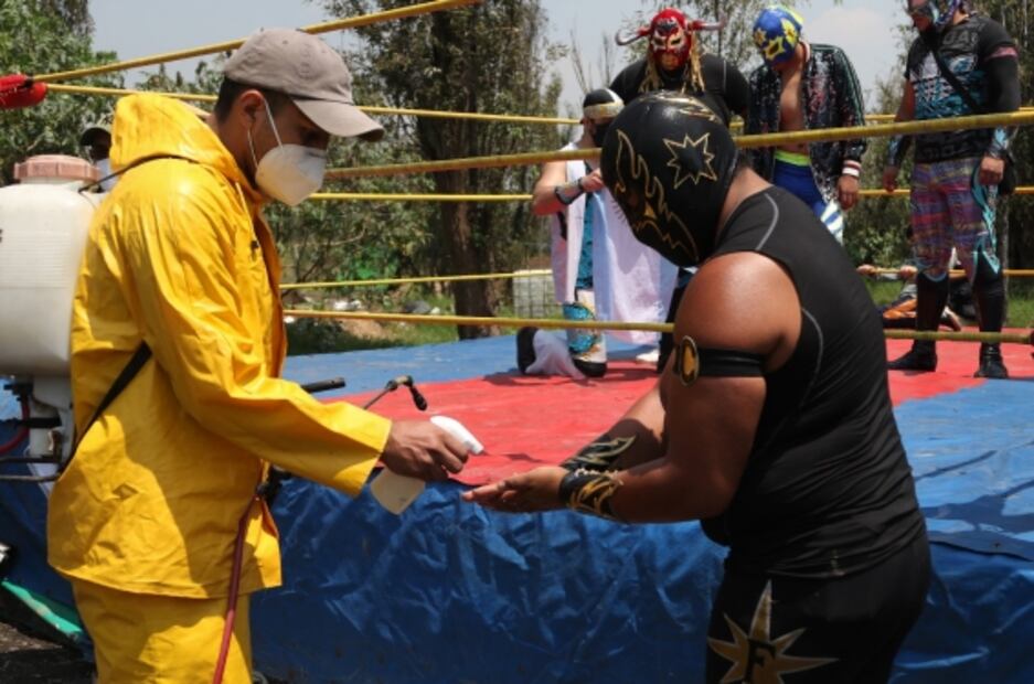 Mexico’s Lucha Libre wrestlers set up ring in Xochimilco to fight COVID-19