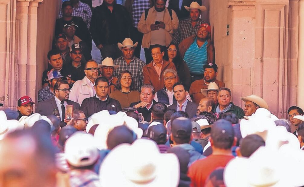 Productores se manifestaron en el Palacio de Gobierno de Zacatecas para reclamar que seguían sin abrir los 52 centros de acopio en la región de Sombrerete, Sain Alto y Río Grande. Foto: de Irma Mejía y Especial