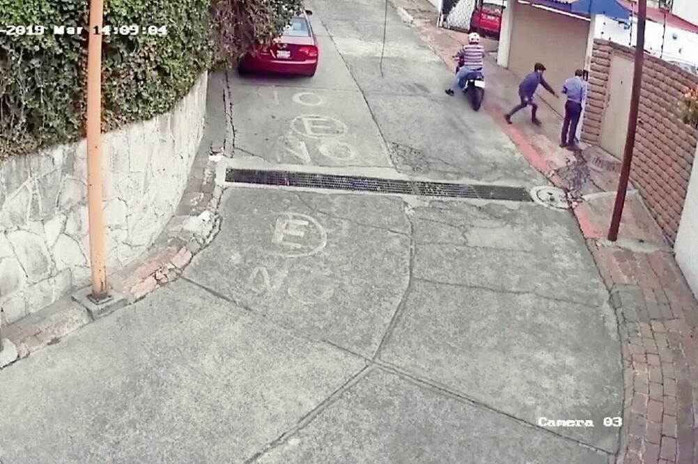 Videov igilancia. Sujetos que usan una moto fueron grabados al perseguir y someter a su víctima en calles de Tecamachalco / TOMADA DE VIDEO