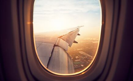 ¿Por qué la persiana de la ventana debe abrirse mientras despega o aterriza el avión?