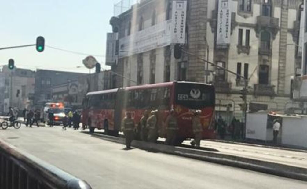 Metrobús choca contra auto en Balderas; hay lesionados