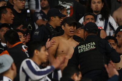 Pleito entre aficionados de Necaxa y Rayados