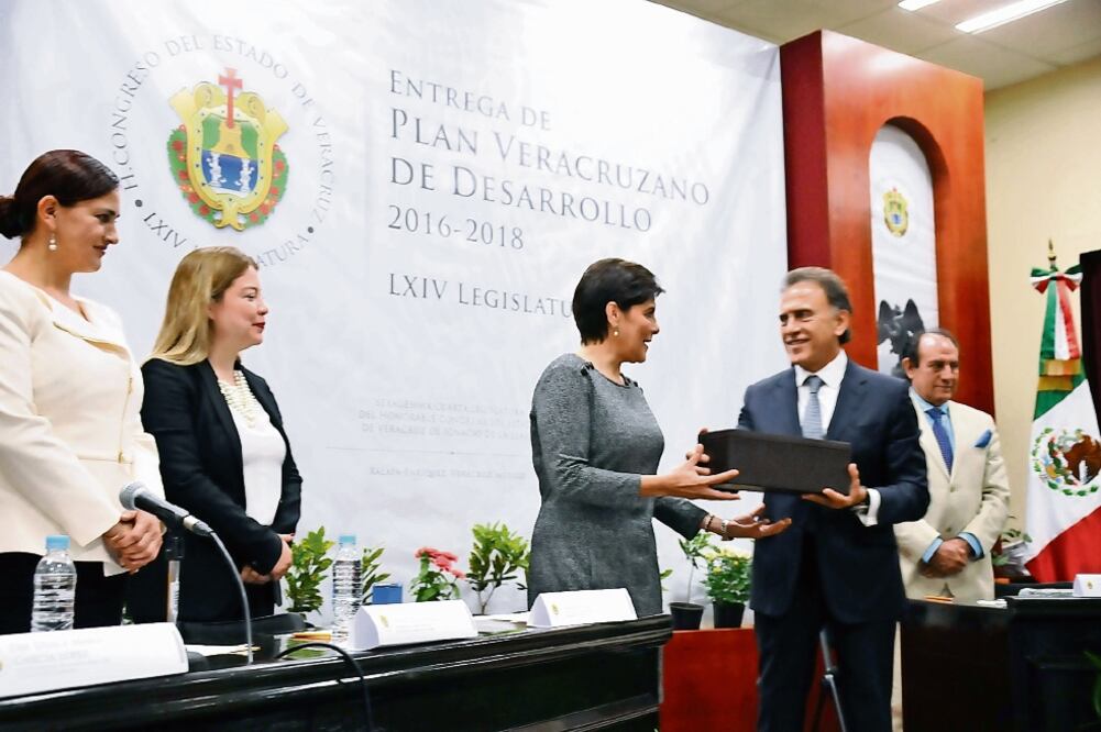 Miguel Ángel Yunes Linares, gobernador electo, entregó a diputados locales el Plan Veracruzano de Desarrollo 2016-2018. (FOTO: MIGUEL CARMONA. EL UNIVERSAL)