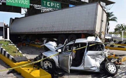 Muere una persona por choque de tráiler en caseta de autopista Guadalajara-Tepic
