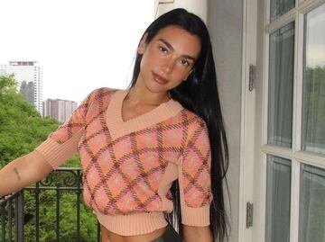 Las botas de peluche de Dua Lipa son lo más trendy de la temporada