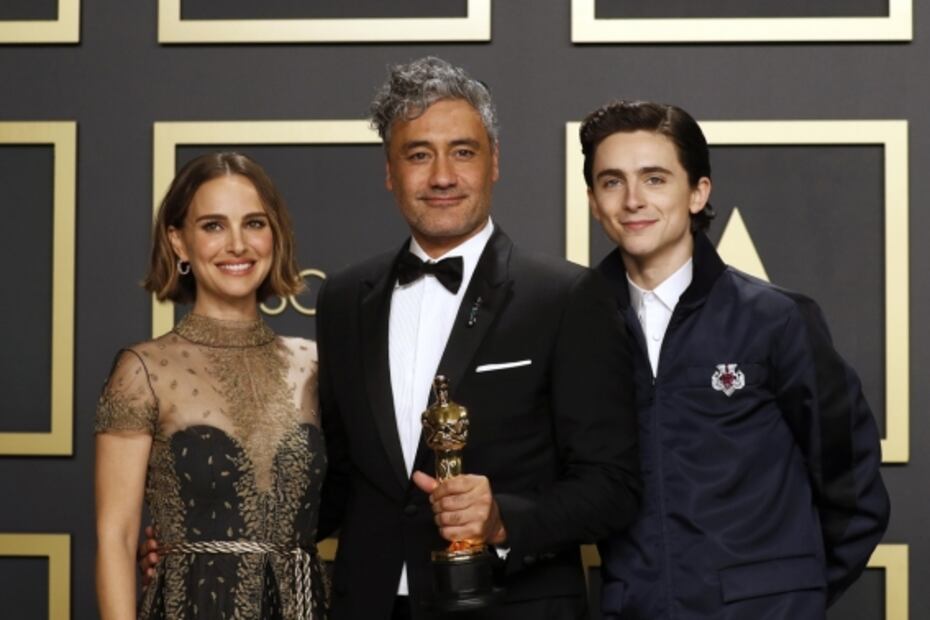 Taika Waititi deja su premio Oscar en el piso