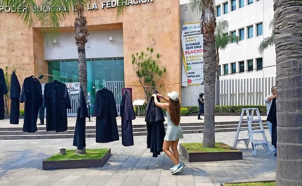 Magistrados y jueces colgaron sus togas en la sede del PJF en Morelos, en protesta por el proceso electoral.  Foto: Especial