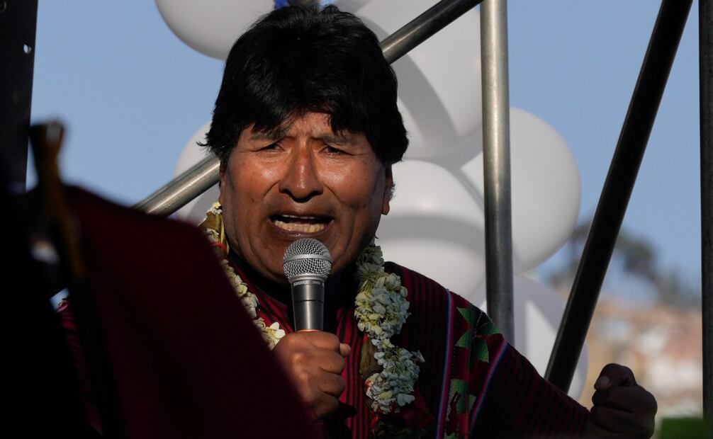El expresidente Evo Morales se dirige a sus simpatizantes tras marchar hacia La Paz, Bolivia, para protestar contra el mandatario actual Luis Arce, el lunes 23 de septiembre de 2024.  Foto: AP
