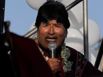 Seguidores de Evo Morales toman coches presuntamente utilizados en el ataque; reportan 14 detonaciones contra el vehículo