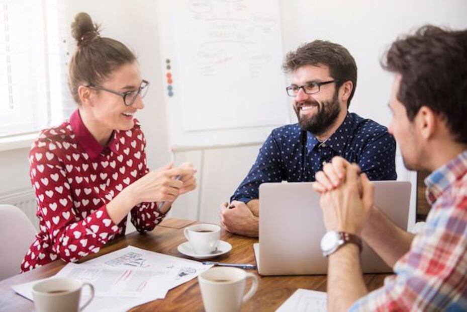 Cinco claves para mejorar la comunicación en tu equipo. Fuente: Freepik.
