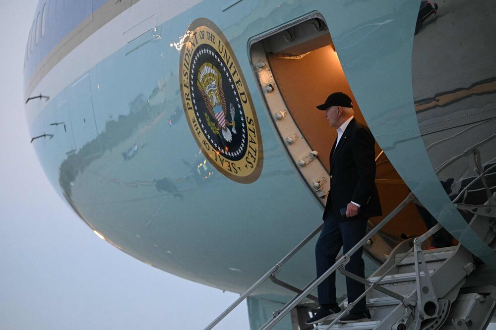 El presidente estadounidense Joe Biden se baja del Air Force One al llegar al Aeropuerto Internacional de Los Ángeles en Los Ángeles, California, el 15 de junio de 2024. Biden está en Los Ángeles para una recaudación de fondos de campaña. Foto: AFP