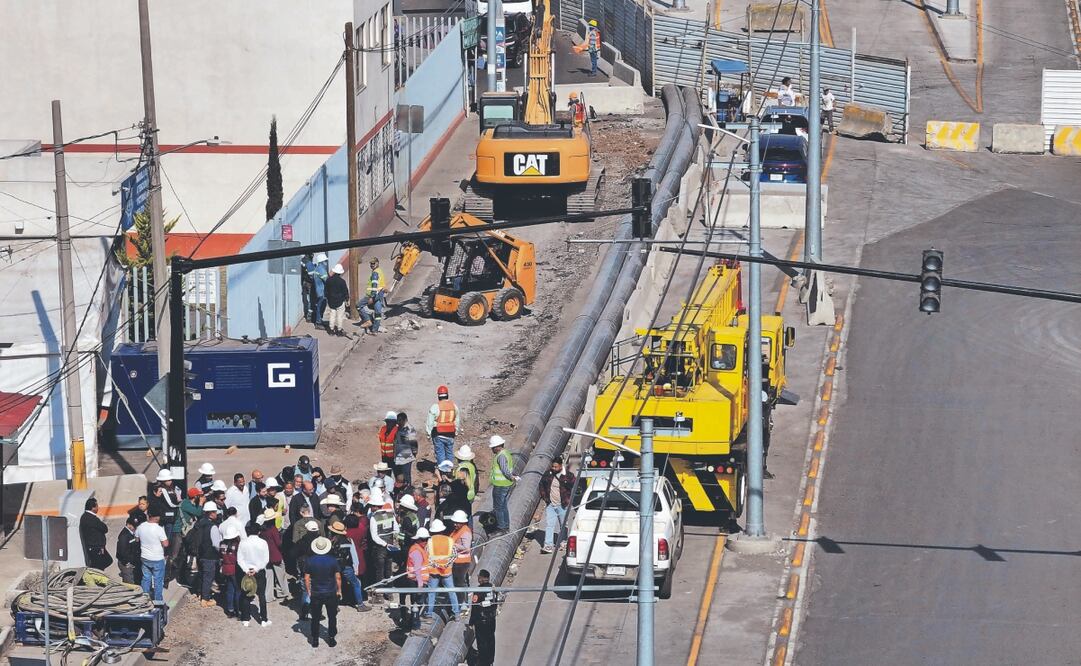 En las inmediaciones de la zona cero de Chalco, la Conagua realiza excavaciones para instalar tubería a cielo abierto y edifica microtúneles para introducir conductos de desagüe y evitar así inundaciones como las ocurridas el año pasado en el lugar. Foto Especial