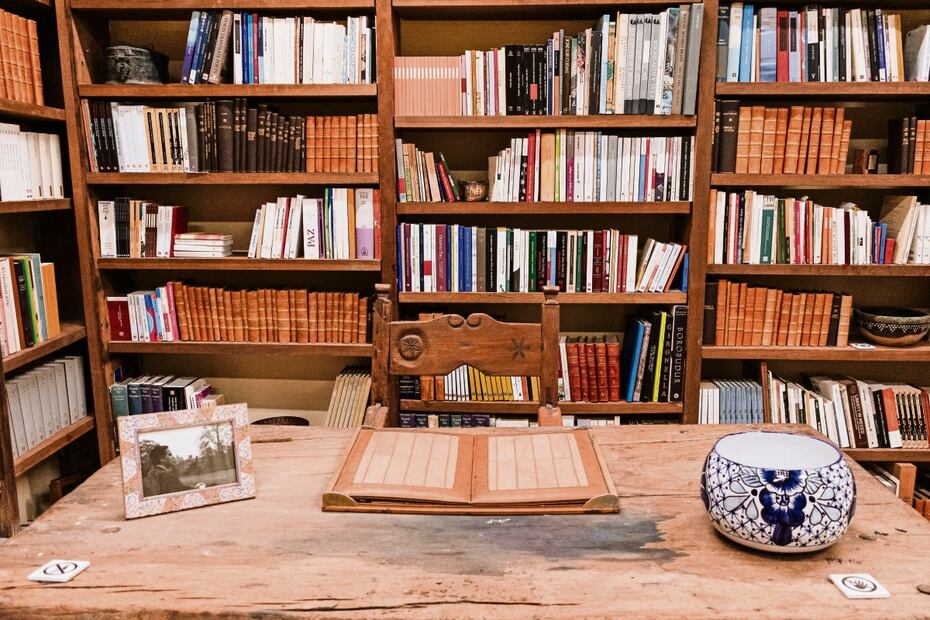 Un equipo conformado por 35 profesionales del Centro Nacional de Conservación y Registro del Patrimonio Artístico Mueble (Cencropam) labora en el archivo de Octavio Paz en la Casa Marie José y Octavio Paz, un inmueble en Tacuba que es conocido como La Perulera. Fotos de Abril Angulo. El Universal