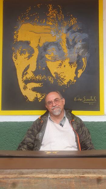 Juan Valentín Fernández de la Gala en el Liceo de Varones de Zipaquirá, donde estudió en su juventud el Nobel, Gabriel García Márquez; su profesor de Anatomía lo invitaba a practicar autopsias en el cementerio. Foto: Cortesía Fernández de la Gala