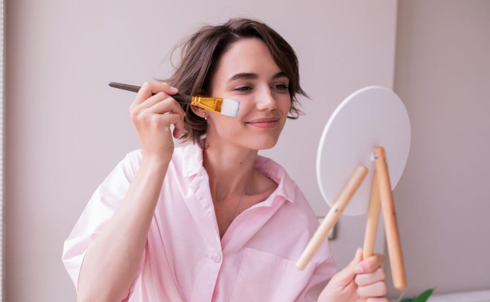 Mantener limpias las brochas de maquillaje puede prevenir infecciones en la cara. Foto: Freepik
